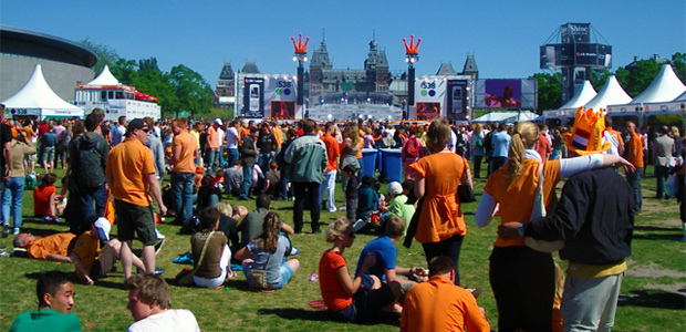 Amsterdam é visitado por milhões de solteiros todos os anos devido as festas e toda a badalação que o país proporciona aos turistas como a comemoração do Dia da Raínha