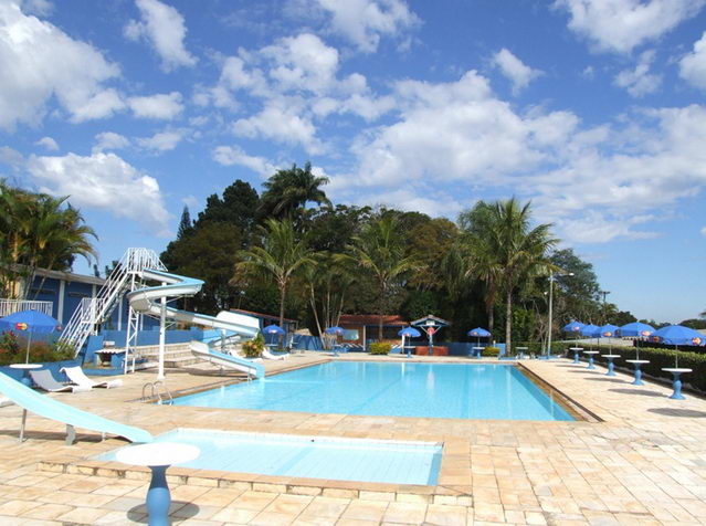 o Hotel Big Valley também proporciona uma linda piscina para relaxar