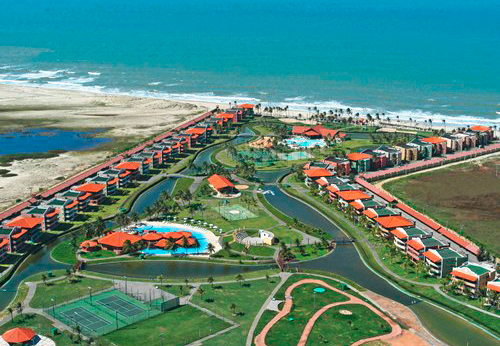 O aquaville resort conta com uma linda estrutura e conta com piscinas e praia pertinho