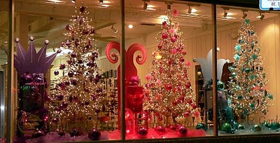 O natal é uma época onde todos entram na festa, com decorações em suas casas, ruas, cidades, shoppings, lojas e vitrines