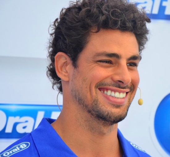Cauã Reymond aparece sem aliança 'É um momento meu'