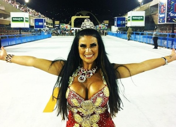 ex banheira do gugu se irrita com erro em data de nascimento