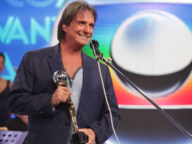 Globo tenta mudar legislação para produzir minissérie de Roberto Carlos