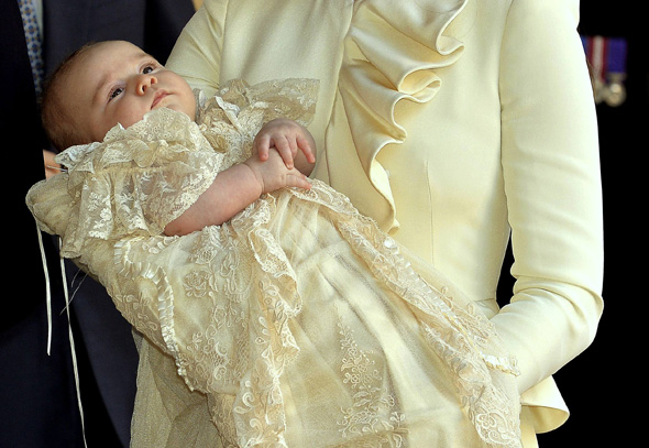 Príncipe George usa réplica de roupa de 1841 no batismo
