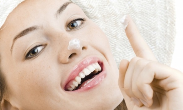 O tratamento pode ser feito com creme clareador. (Foto: Divulgação)