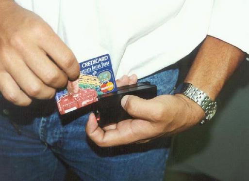 Dispositivo que clona cartões de crédito (Foto: Divulgação)