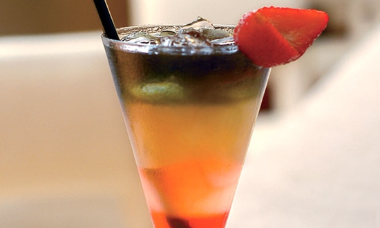 Frutas na borda das taças com drinks é uma ótima ideia para utilizar as frutas (Foto: Divulgação)