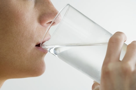 Beba bastante água, essa é uma ótima forma de prevenir pedras nos rins (Foto: Divulgação)