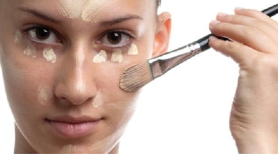 Existem diversas dicas para retocar maquiagem borrada (Foto: Divulgação)