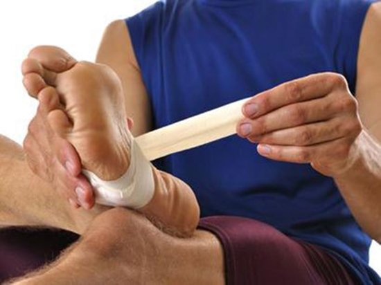 Os atletas sofrem bastante com as bolhas nos pés (Foto: Divulgação)