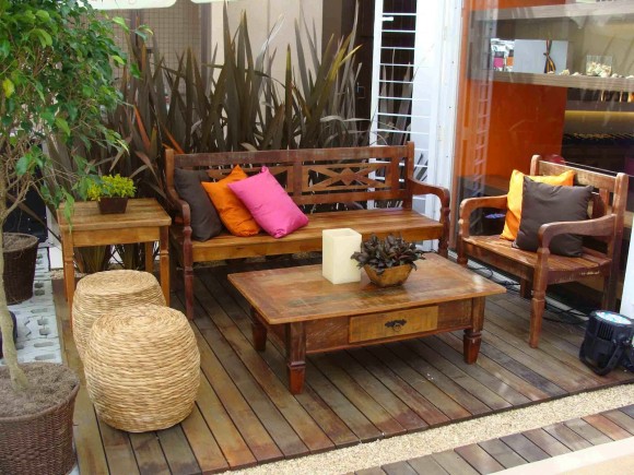 Use madeira também para montar o jardim da casa de madeira